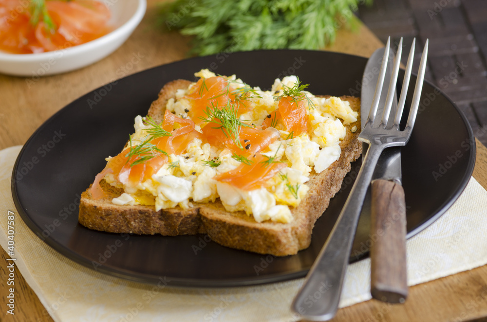 Toast with smoked salmon and scrambled eggs Toast with smoked salmon and scrambled eggs