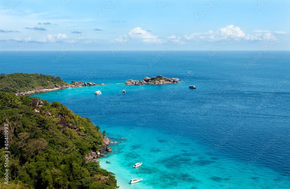 Naklejka premium Landscape in the tropical bay
