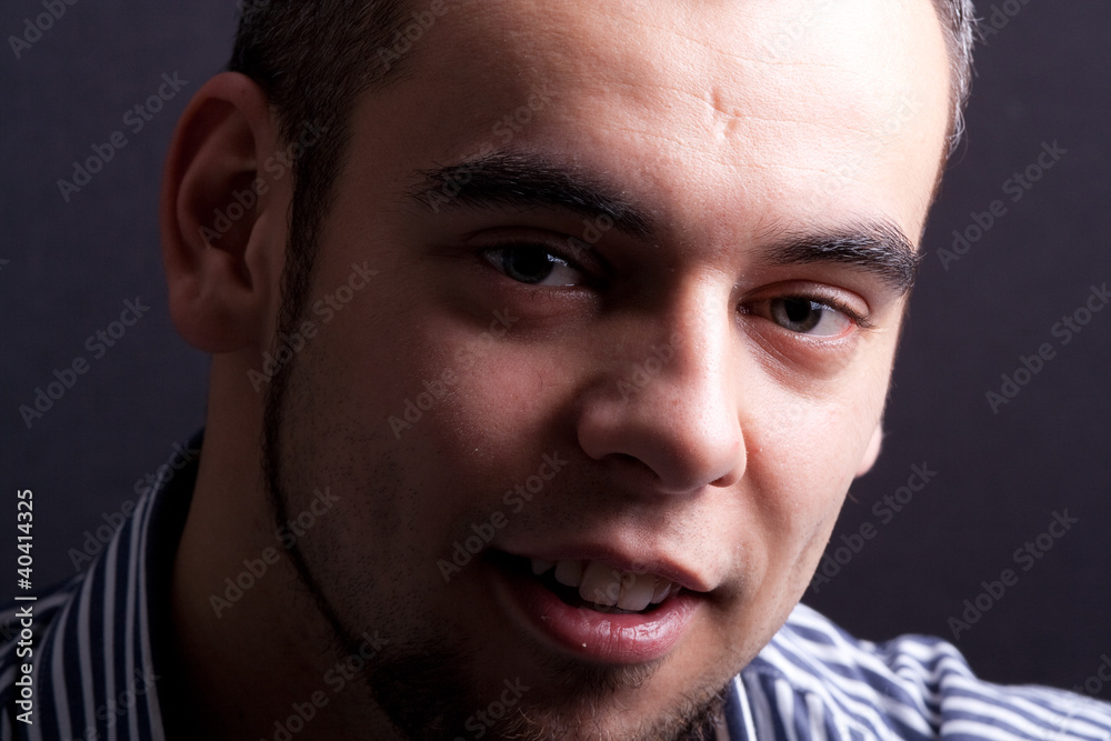 Obraz premium Przystojny młody mężczyzna