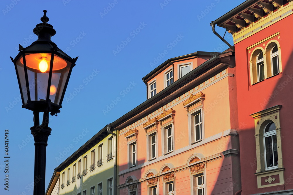 bad freienwalde, brennende laterne mit altbauten bad freienwalde, brennende laterne mit altbauten