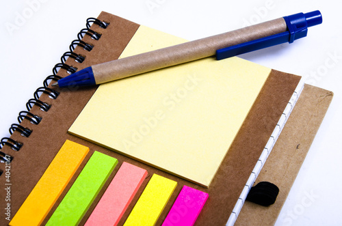 blocco appunti con fogli adesivi colorati e segnalibri adesivi
