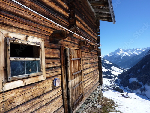 Almhütte mit Gebirge im Hintergrund