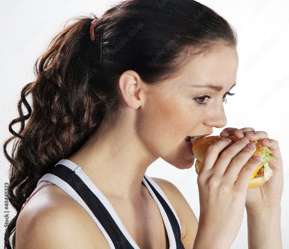 Model Frau Gesicht beisst in Hamburger Nahaufnahme Model Frau Gesicht beisst in Hamburger Nahaufnahme