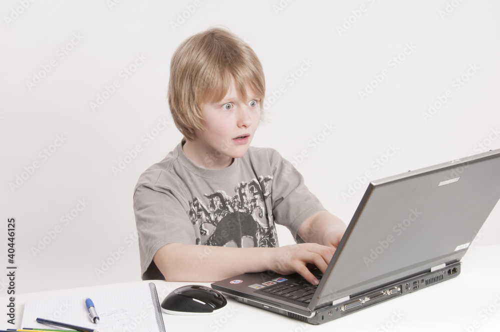 Junge lernend am Computer Junge lernend am Computer