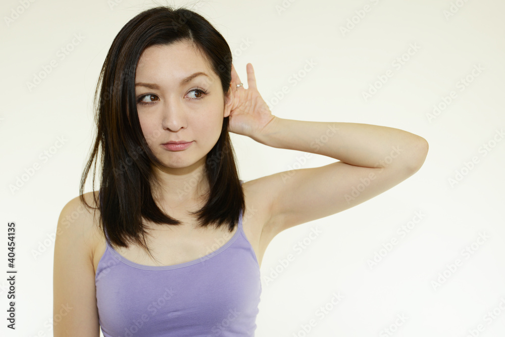 聞き耳をたてる女性 聞き耳をたてる女性