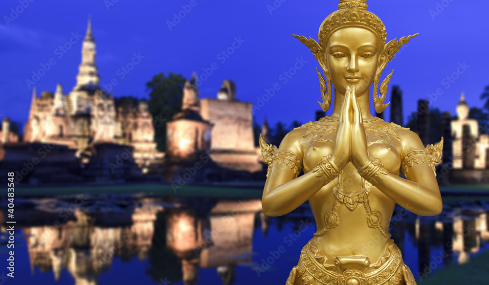 Fototapeta premium A Golden Kinnari statue demonstrating Sawaddee action