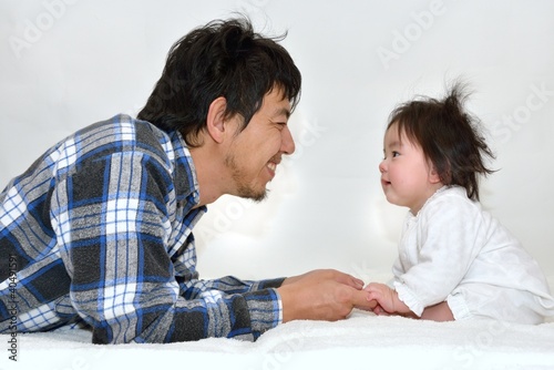 パパと遊ぶ赤ちゃん　A
