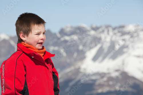 Kind mit roter Jacke in den Alpen