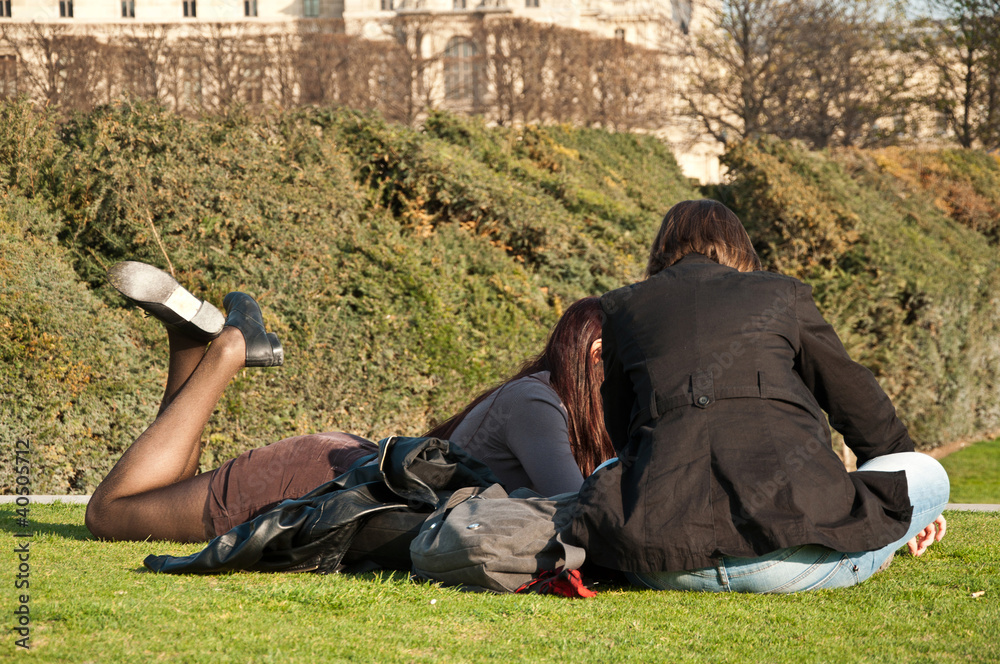 jeunes femmes allongée jardin des tuileries à Paris