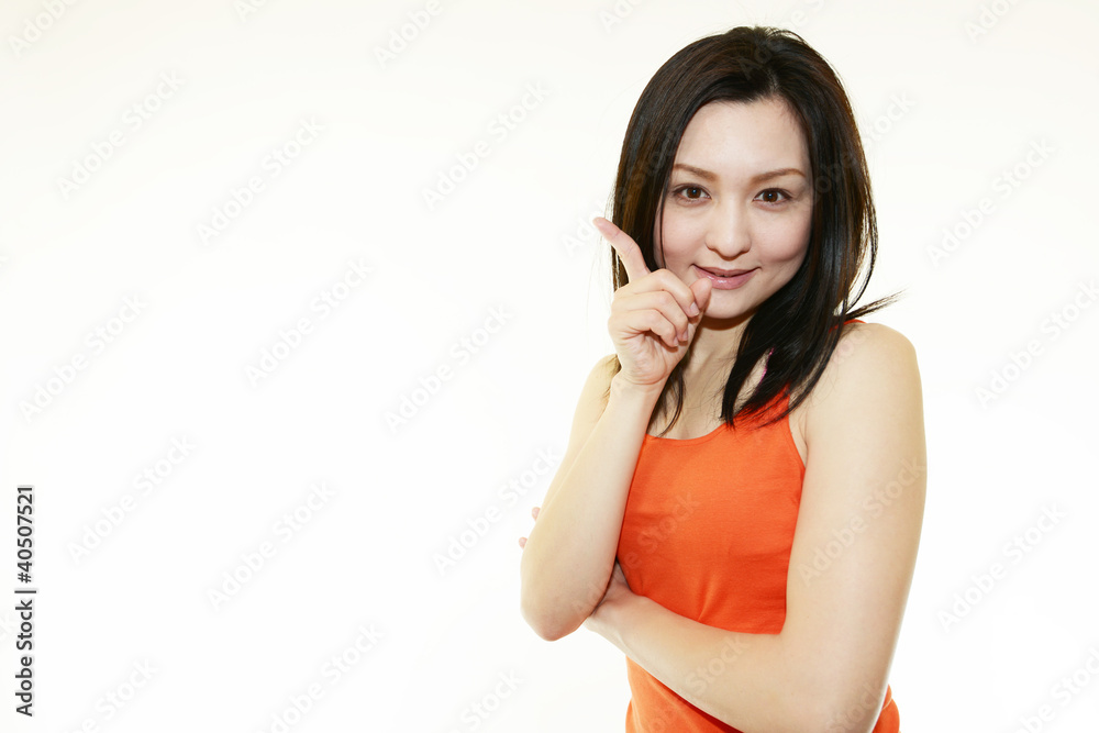指差す笑顔の女性 指差す笑顔の女性