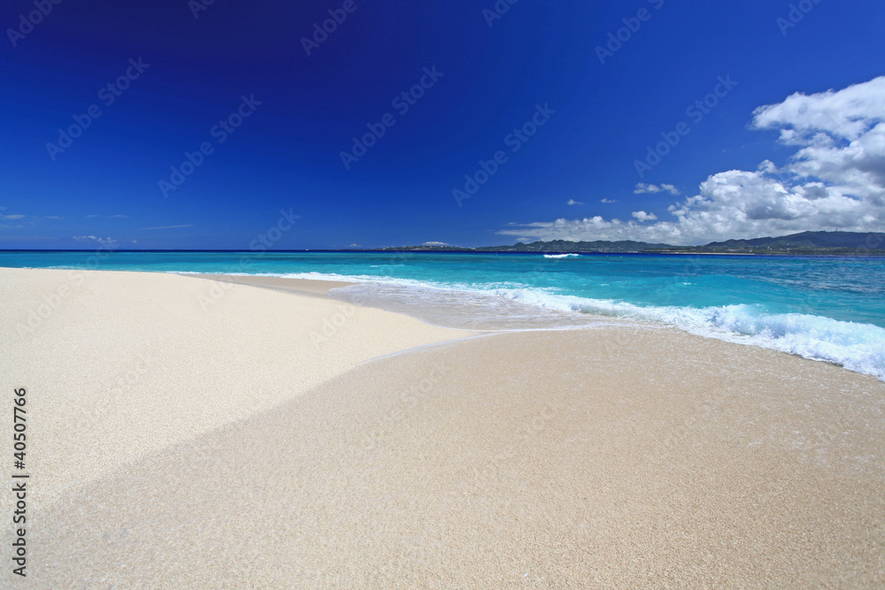 美しい砂浜と白い波
