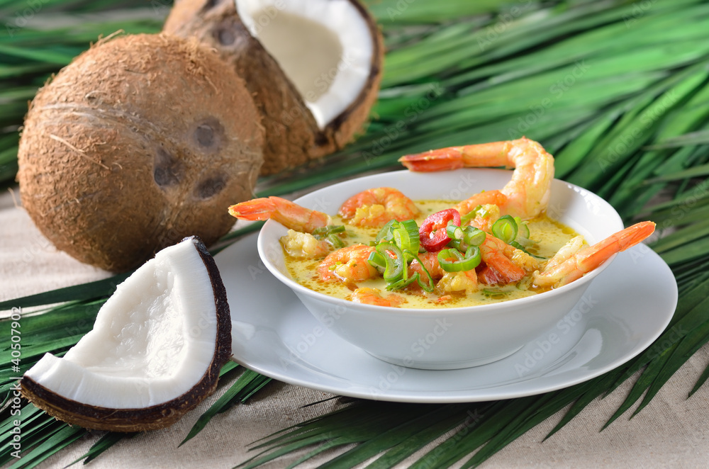 Pikante Kokos-Garnelensuppe mit Curry Stock-Foto | Adobe Stock