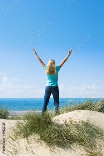 Blonde Frau am Meer