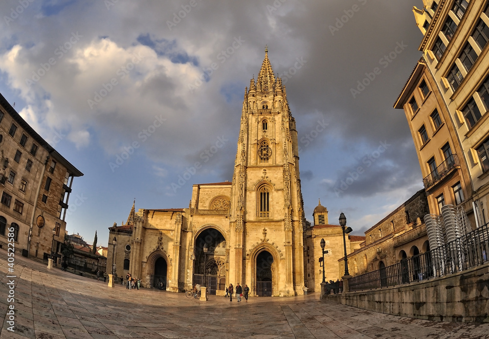 Nubes sobre la catedral de Oviedo.