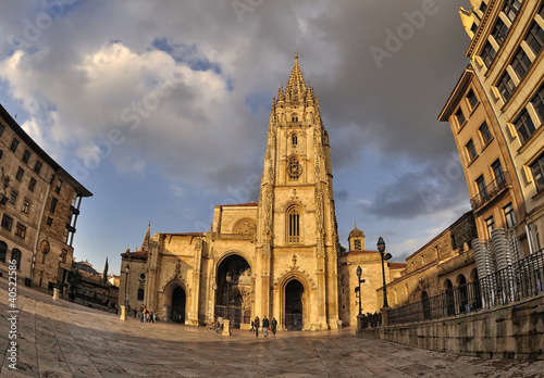 Nubes sobre la catedral de Oviedo.