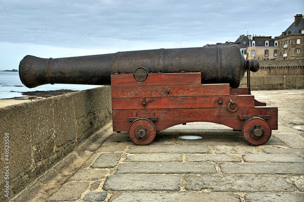 Canon sur les remparts de Saint-Malo