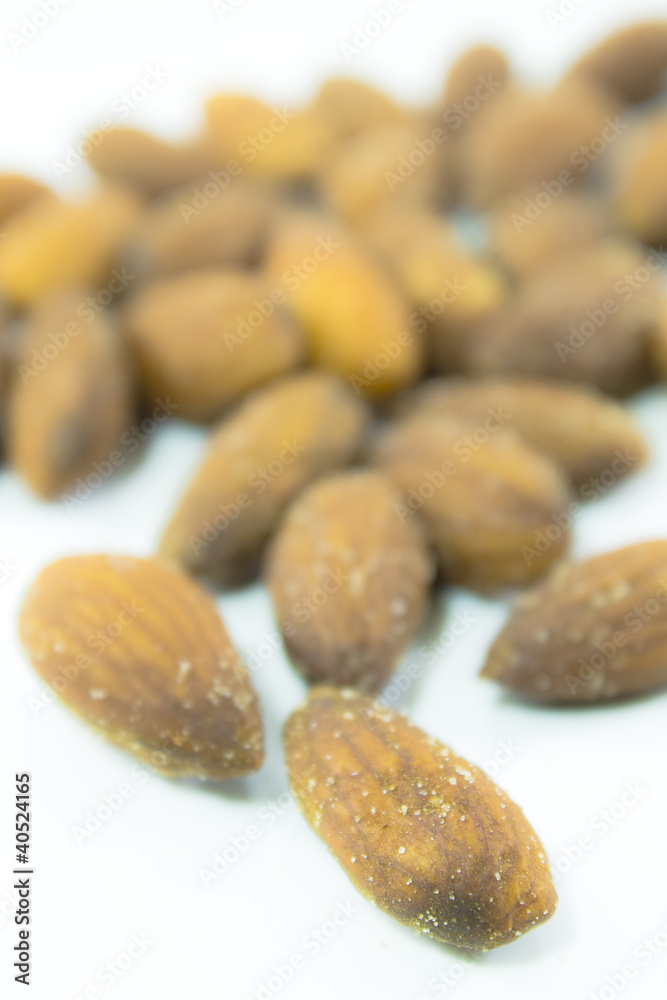 Obraz premium Almonds on white background