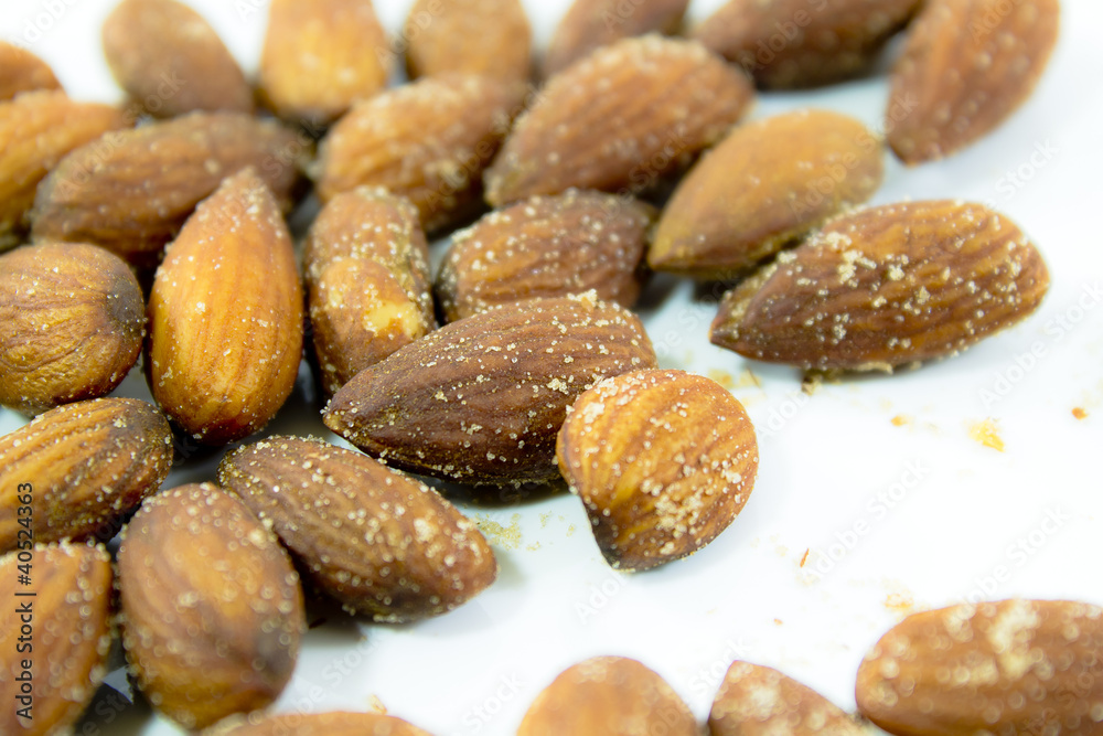 Obraz premium Almonds on white background