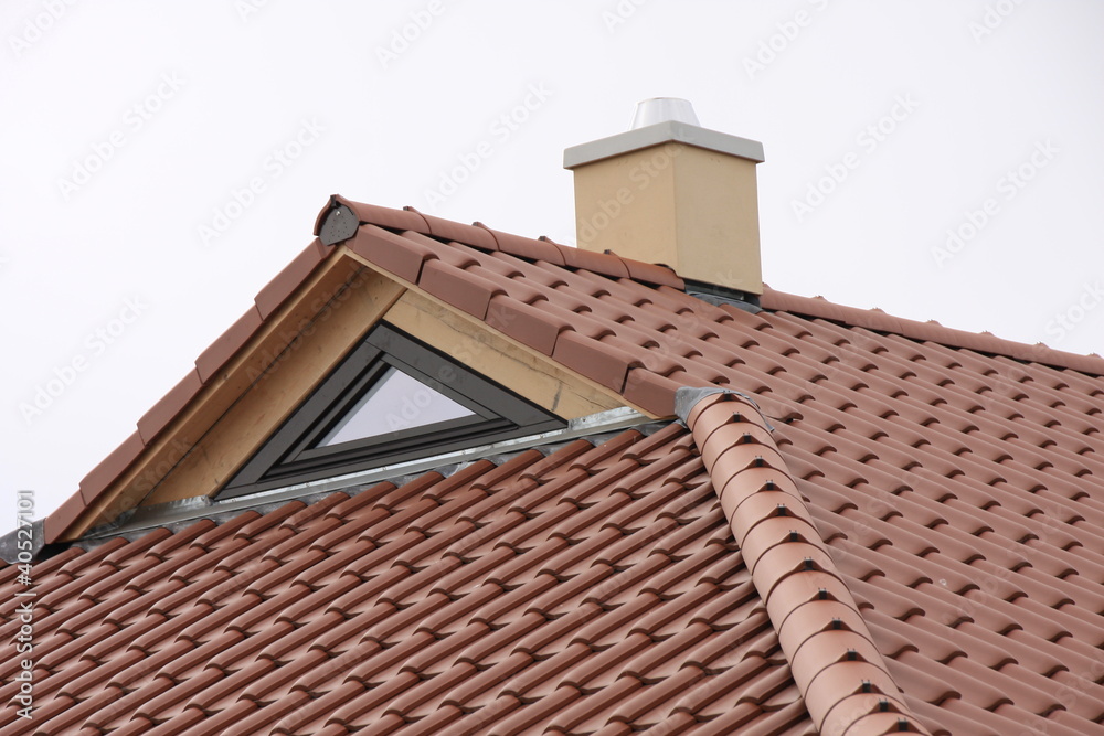 rotes Hausdach mit Schornstein rotes Hausdach mit Schornstein