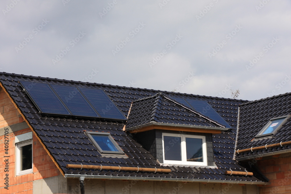 Solarzellen auf einem Hausdach Solarzellen auf einem Hausdach