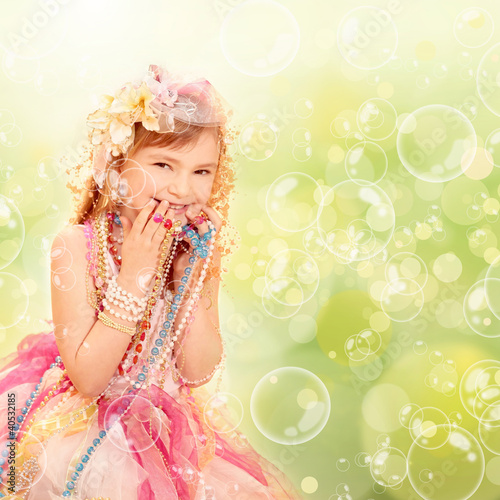Kleine Prinzessin mit Perlen und Seifenblasen