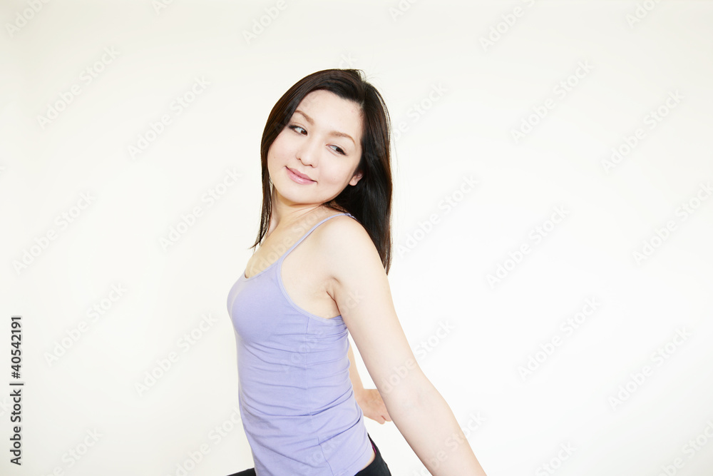ストレッチをする笑顔の女性 ストレッチをする笑顔の女性