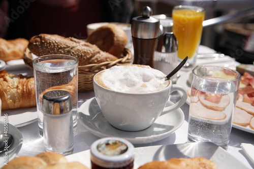 Reichhaltig gedeckter Frühstückstisch photo