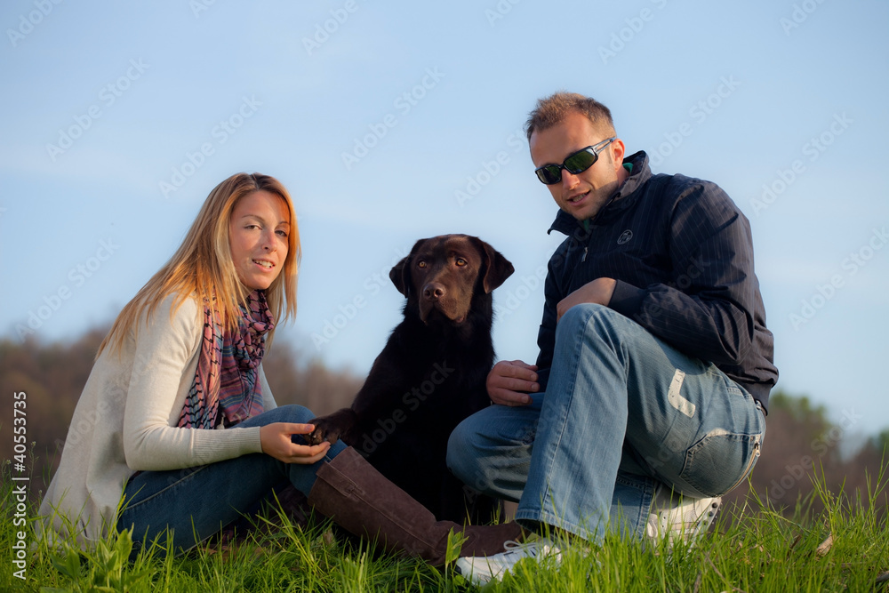 Fototapeta premium ragazzi con cane labrador in un prato