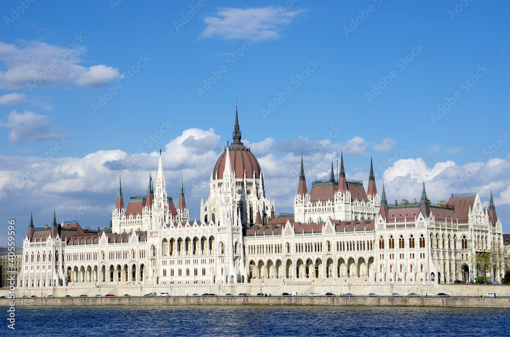 Fototapeta premium Budapest: Hungarian Parliament And Blue Danube