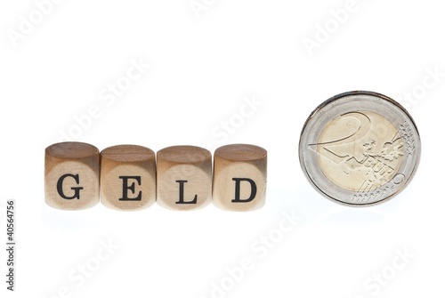 Wort "Geld" aus Buchstabenwürfeln und Euro-Münze, freigestellt, Freisteller