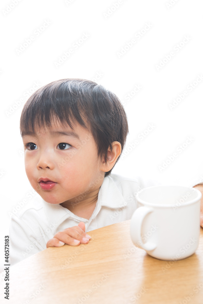 子供とコップ 子供とコップ