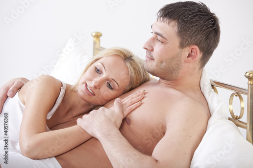Fotografie cuddling couple in bed