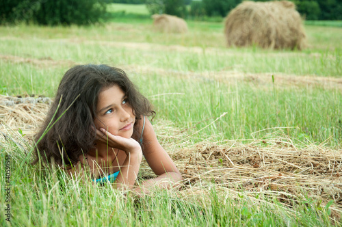 Quadro su tela Beautiful long-haired girl in a field