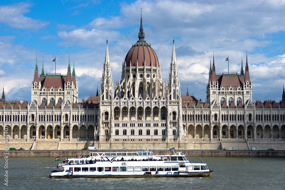 Fototapeta premium Budapest: Sightseeing Boat And Hungarian Parliament Building