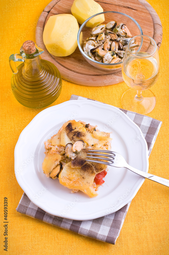 Rice, potatoes and mussels. Tiella di riso, patate e cozze.