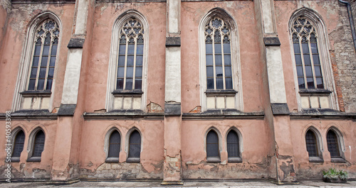 Ściana gotyckiego kościoła  z oknami