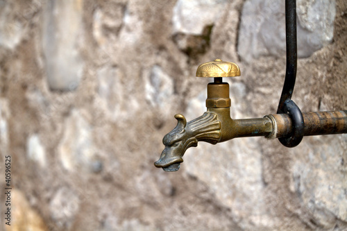 rubinetto di antica fontana in pietra
