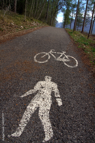 pista ciclabile e pedonale photo