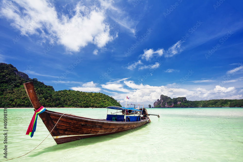 Fototapeta premium Boats in the tropical sea. Thailand