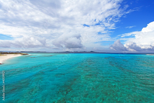 エメラルドグリーンに輝く海と夏の空