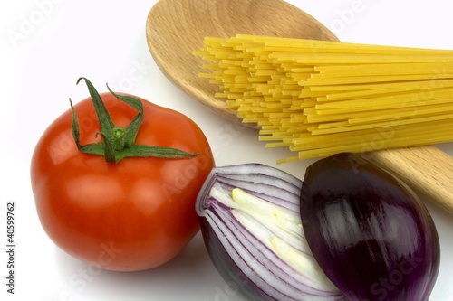 Spaghetti, tomato and red onion