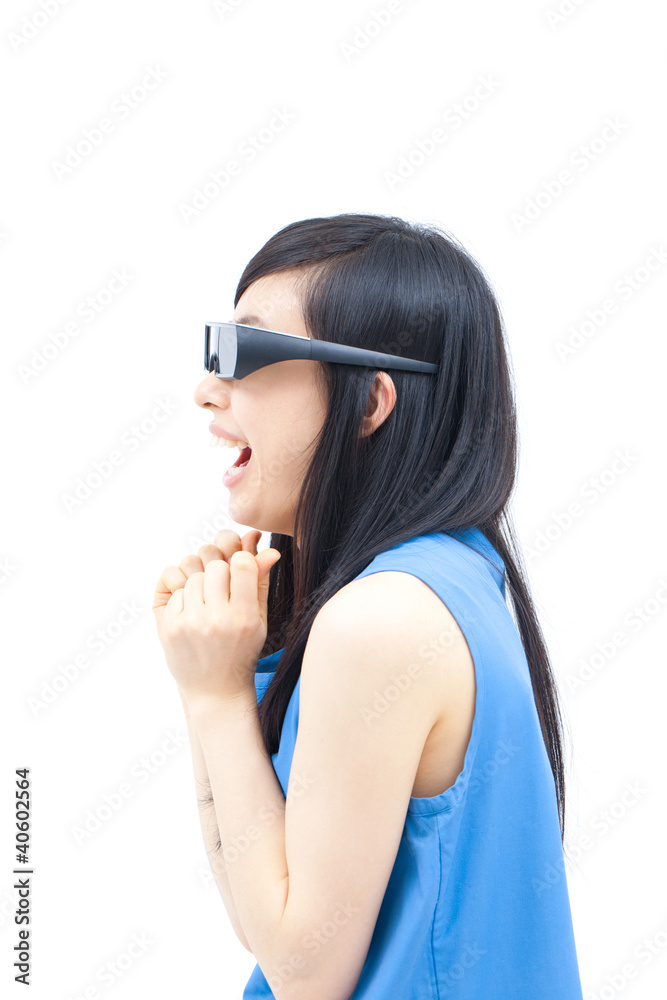 3Dメガネをかけた女性