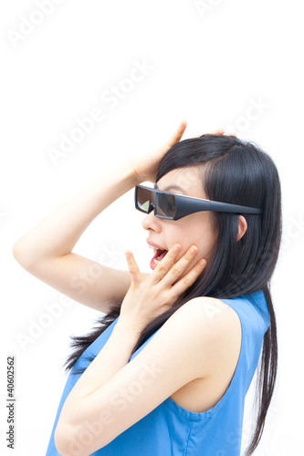 3Dメガネをかけた女性