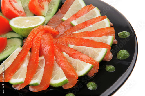 salmon slices and tomatoes