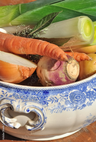 légumes crus dans soupière