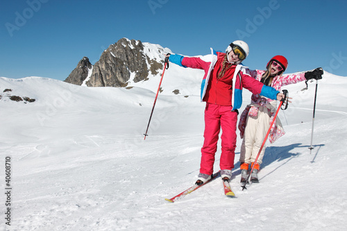 Deux enfants sur les pistes de ski