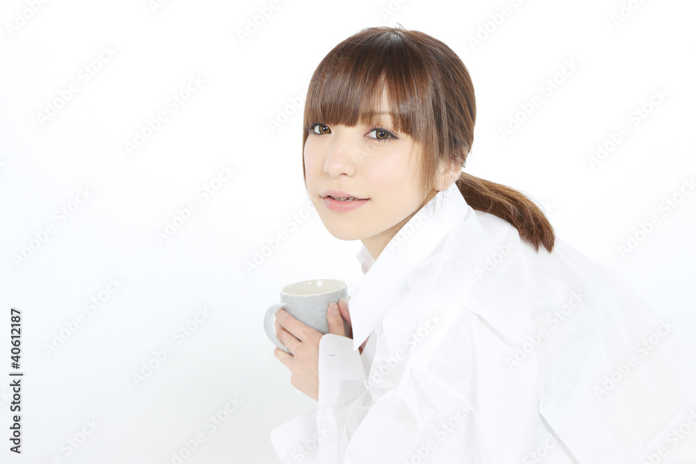 カップを手に持つ女性 カップを手に持つ女性
