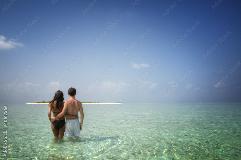 Obraz premium Sensual happy lovers standing in the Lagoon (Maldives)