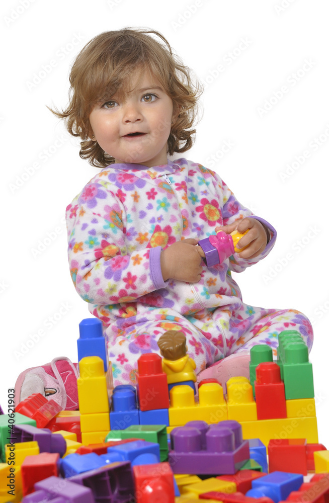 Jugando con un juego de construcción. Jugando con un juego de construcción.