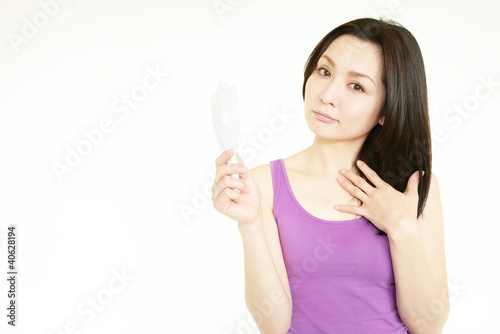 スキンケアをしている手鏡を持った女性